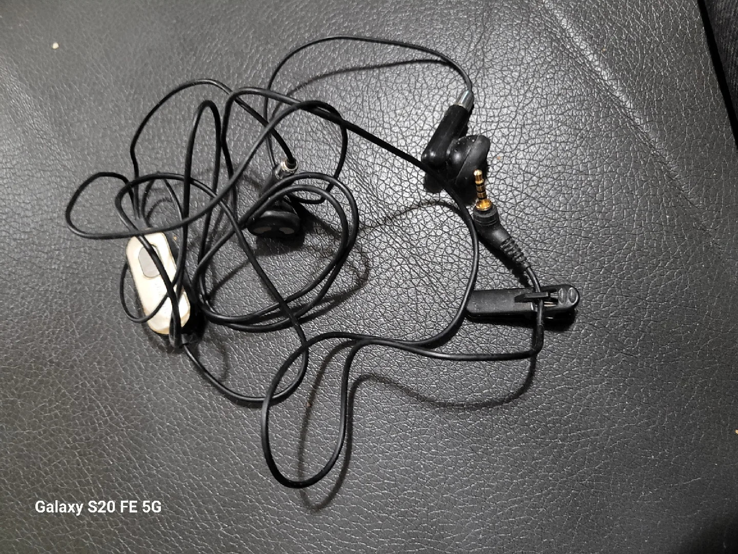 Black Wired Earphones thumbnail