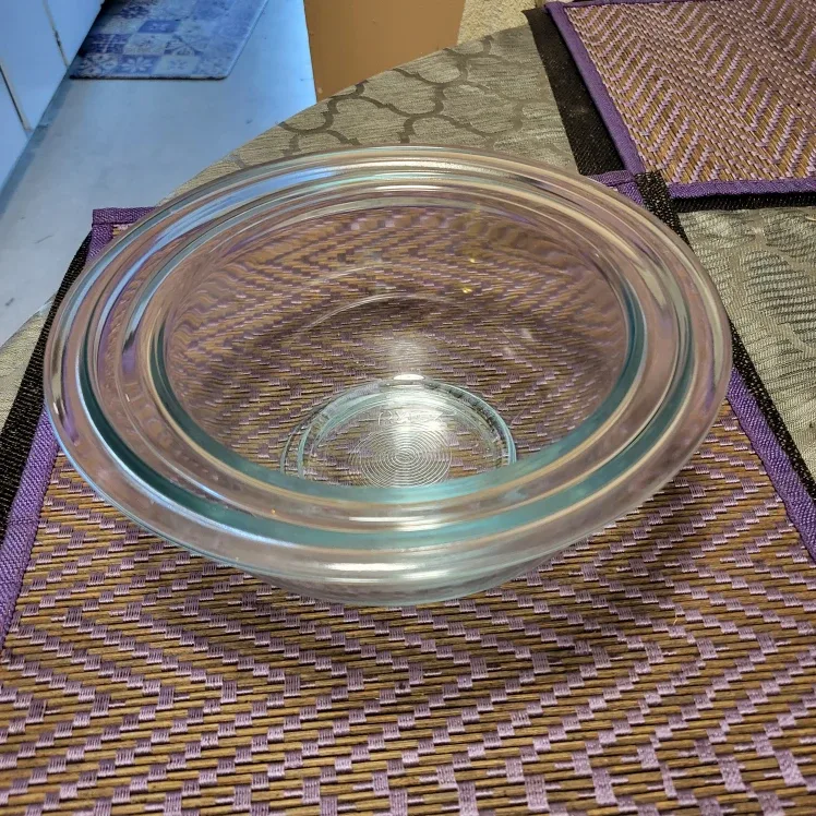 Pyrex Glass Mixing Bowls - Set of 2
