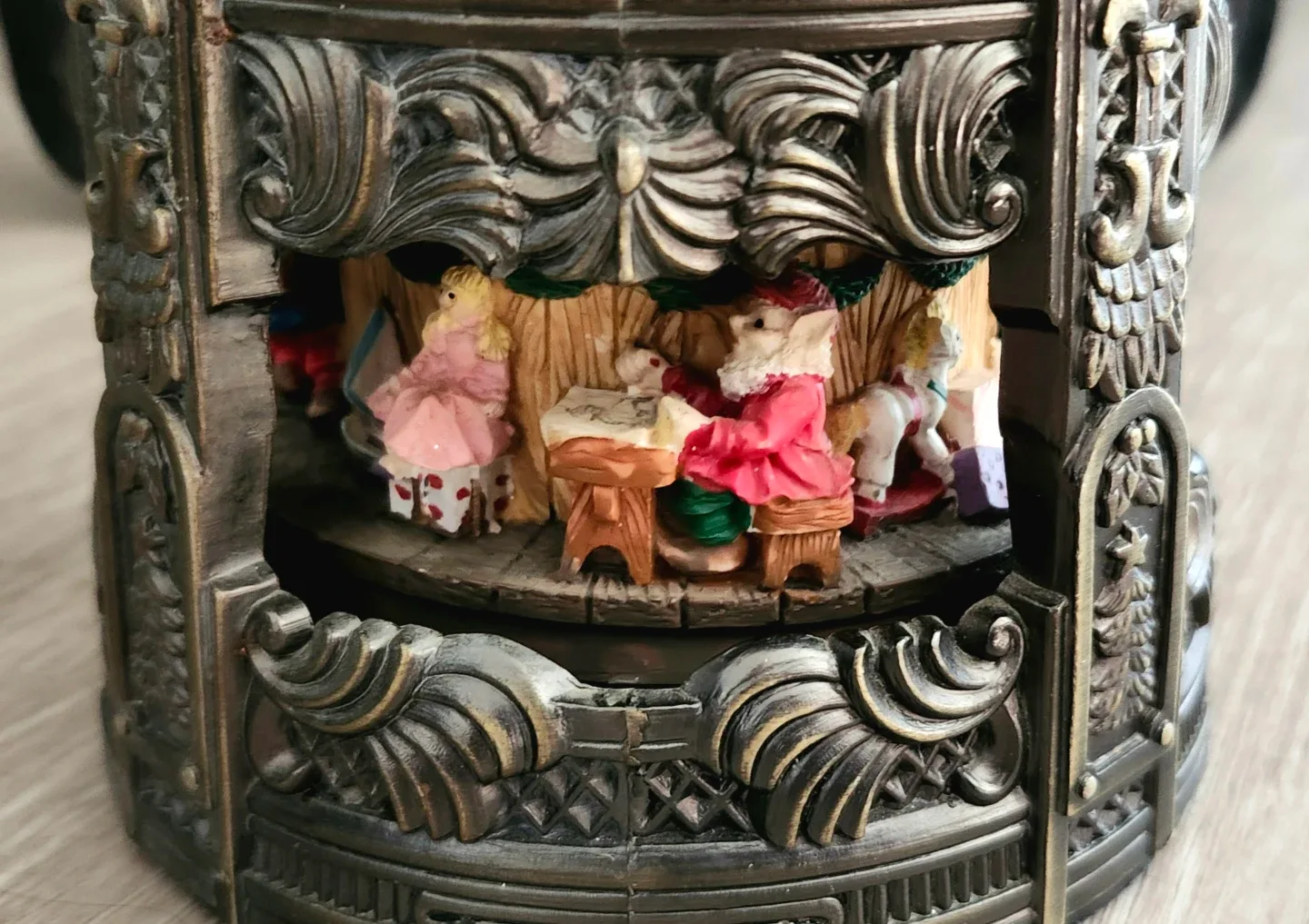 Musical Snow Globe image indicator(2)