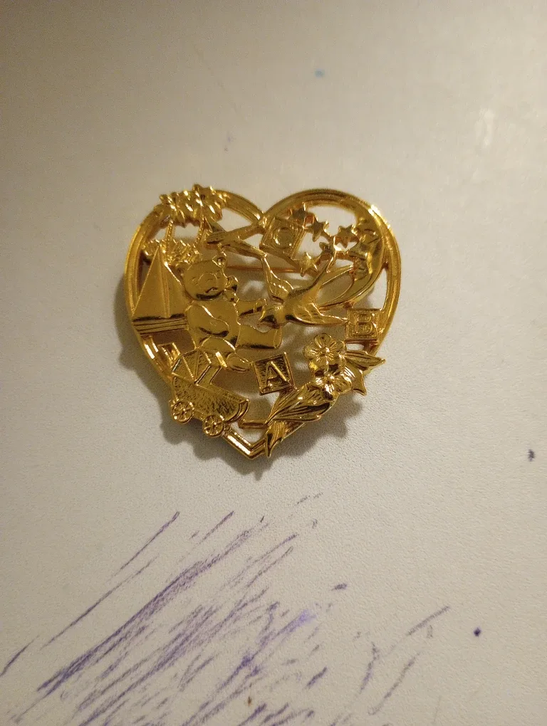 Vintage Gold Tone Brooch image indicator(2)