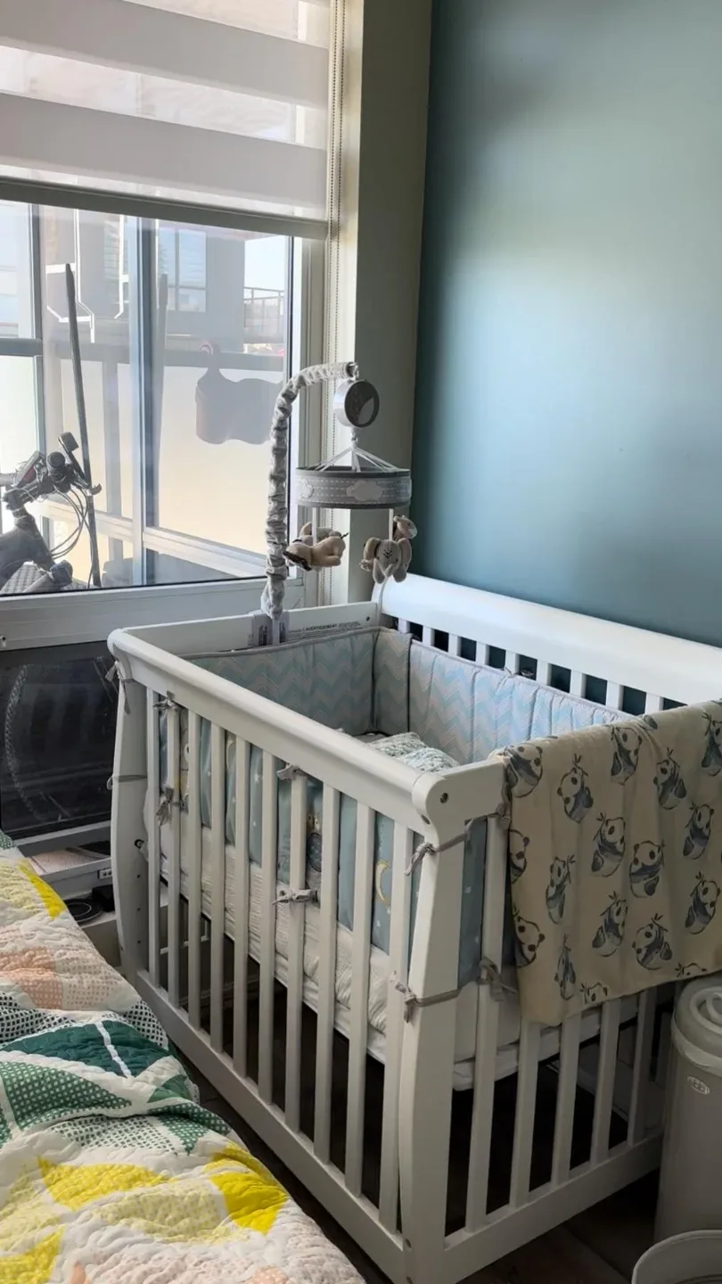 4-in-1 Mini Convertible Crib & Deluxe Waterproof Mattress Set image indicator(3)