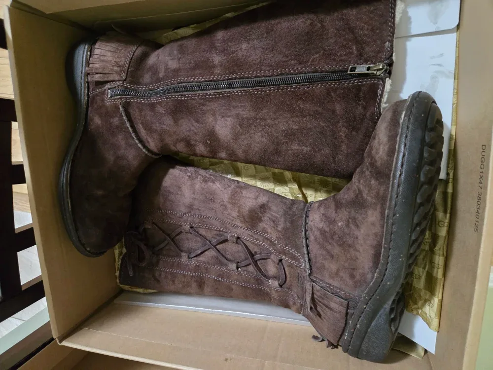 UGG Desoto Brown Suede Boots - Size 7 image indicator(3)