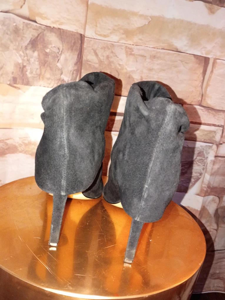 Black Suede Calvin Klein Bethany Ankle Boots sz 9 - photo 4