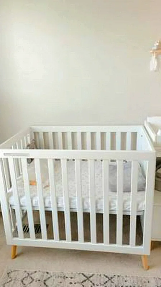 Delta Children Convertible Mini Baby Crib image indicator(2)