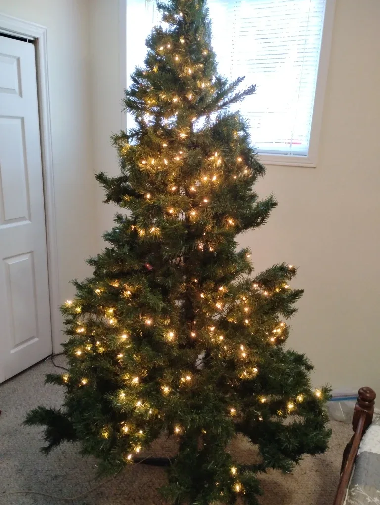 7.5 ft Pre-lit Kennedy Pine Christmas Tree image indicator(2)