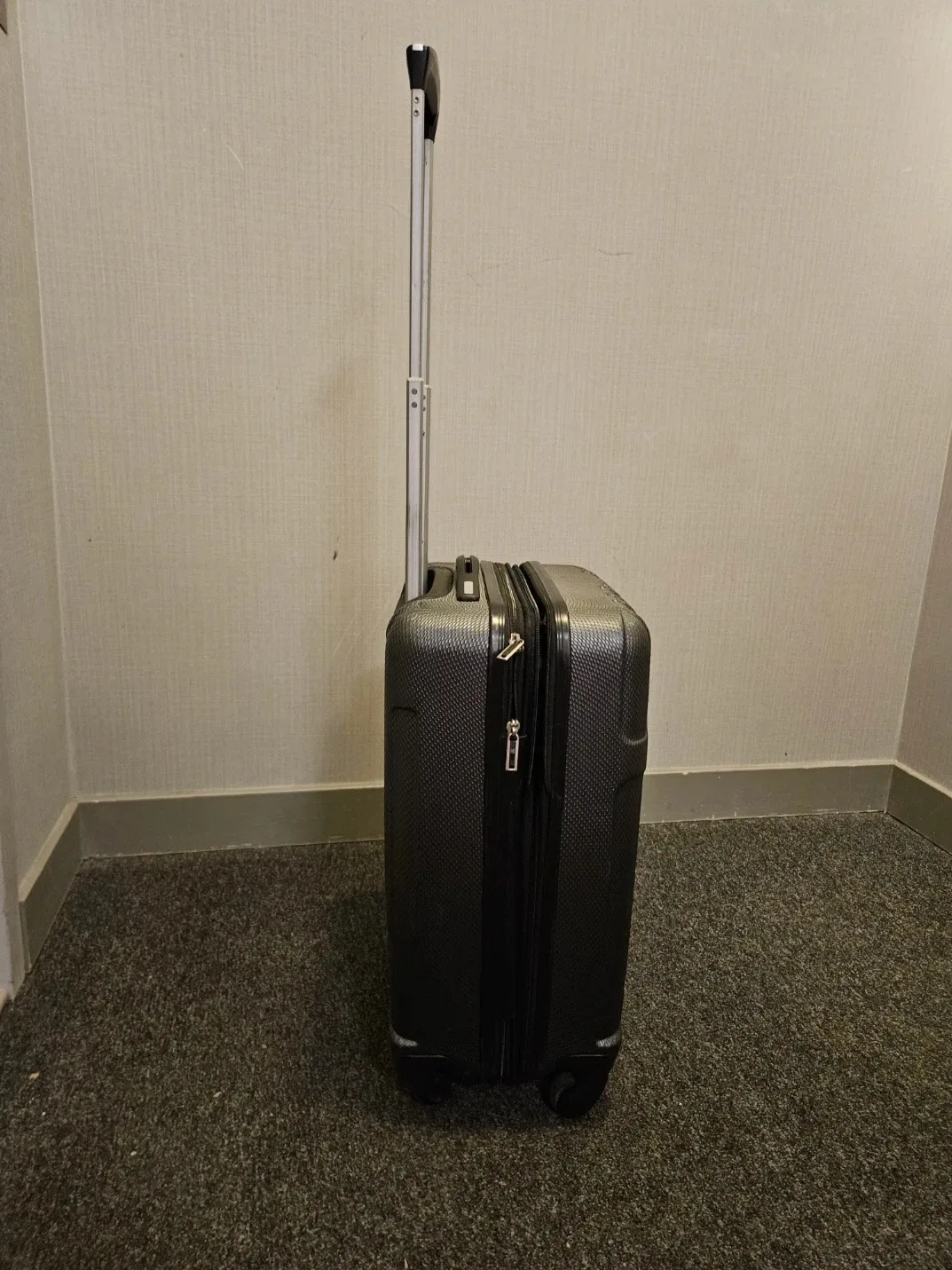 Samsonite Black Carry-on Suitcase image indicator(3)