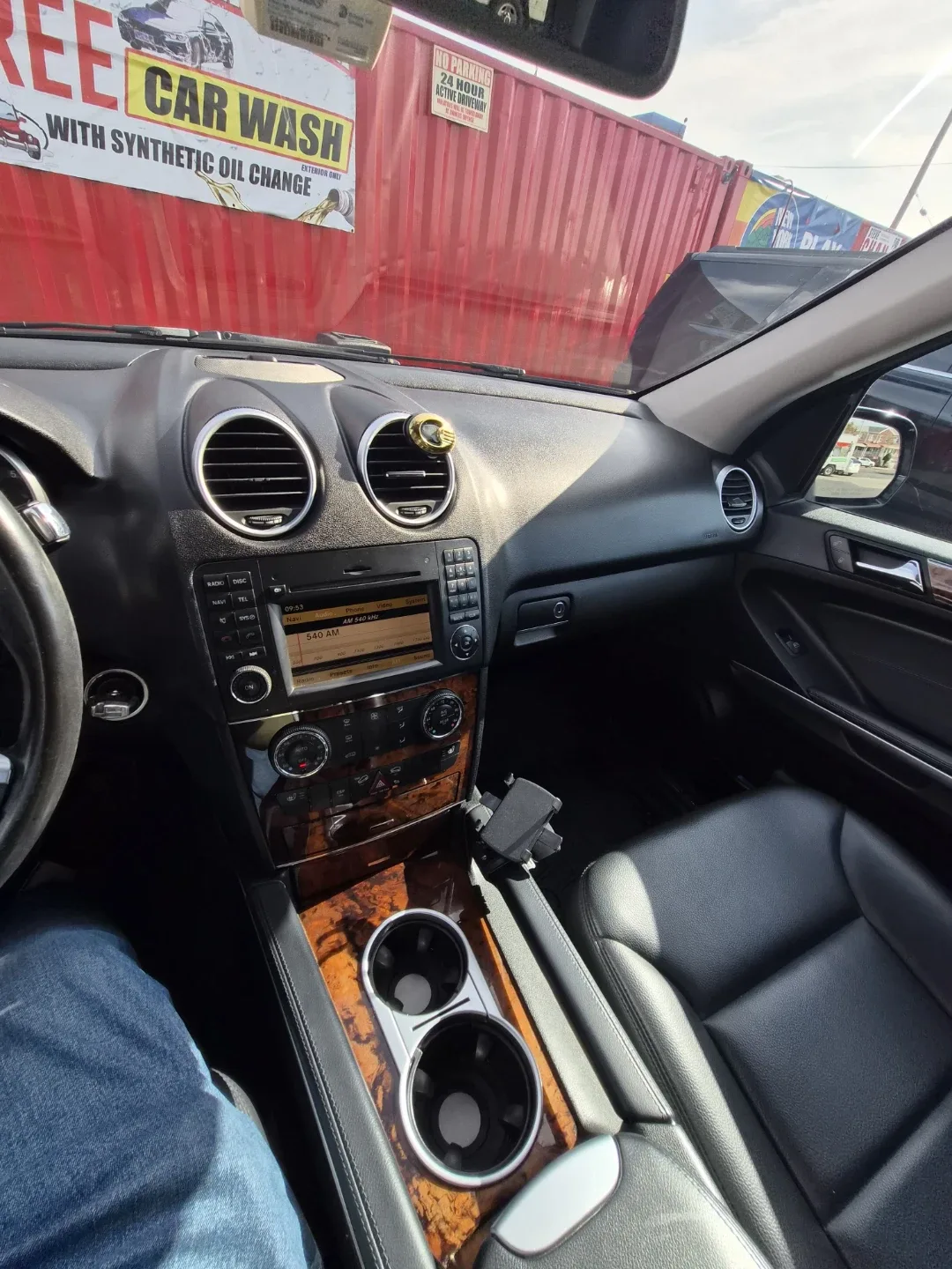 Mercedes-Benz ML 350, Black SUV image indicator(5)