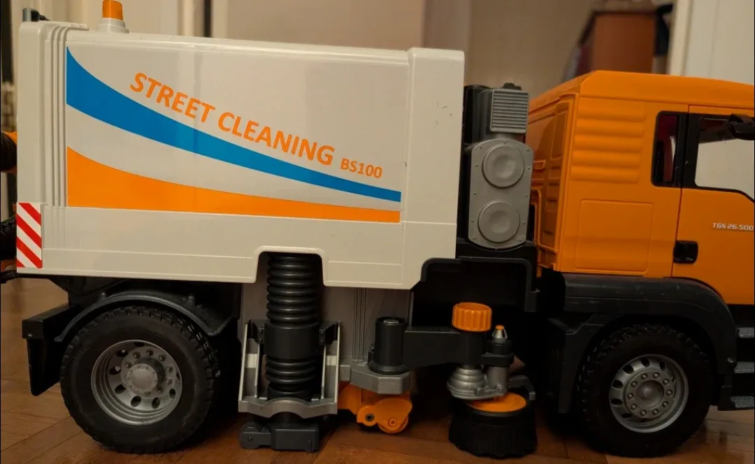 Bruder Street Sweeper Truck image indicator(2)
