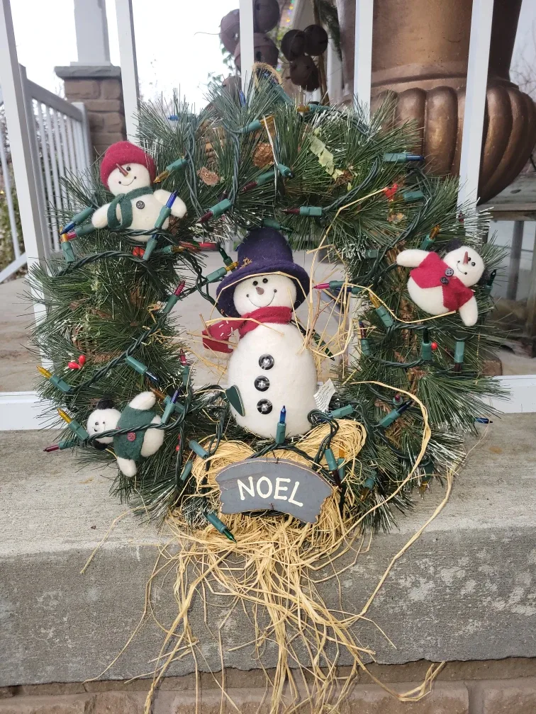 Christmas Wreath with Snowmen & lights image indicator(2)