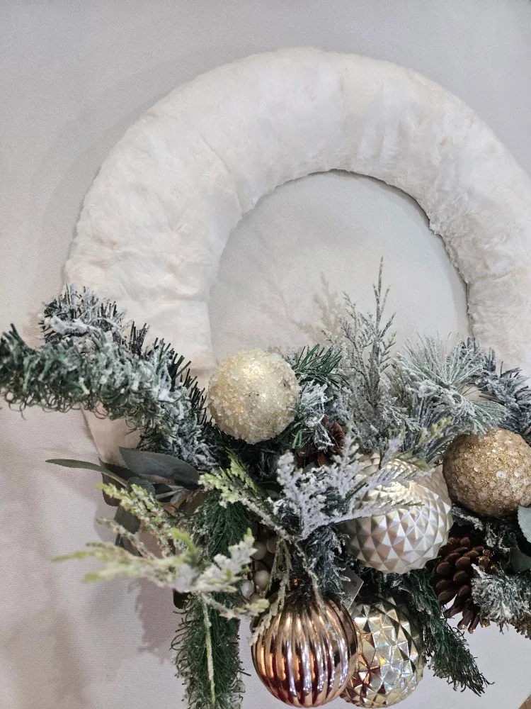 Christmas Wreath with Ornaments and gold accents image indicator(2)
