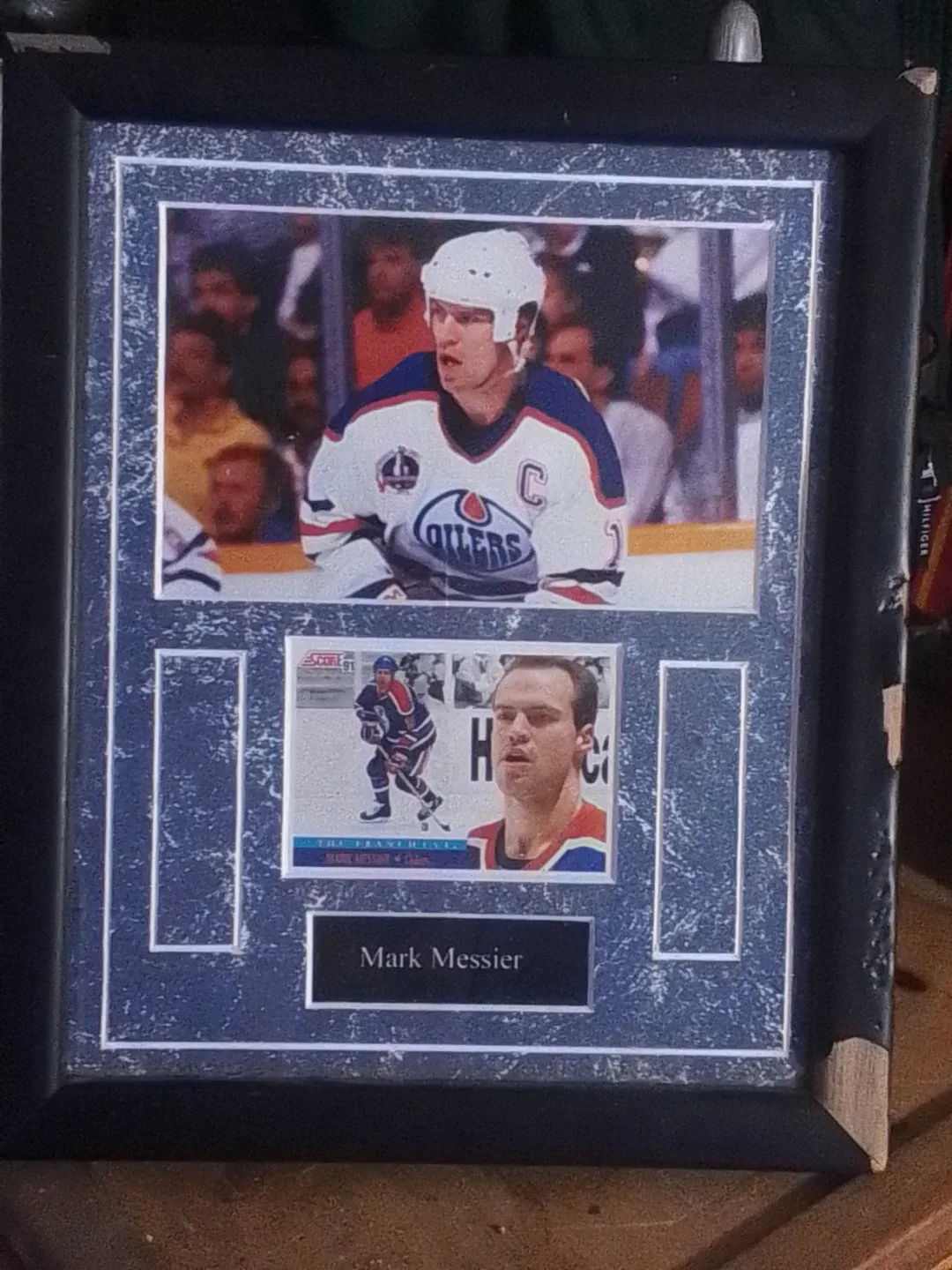 Mark Messier Framed Hockey Photo image indicator(2)