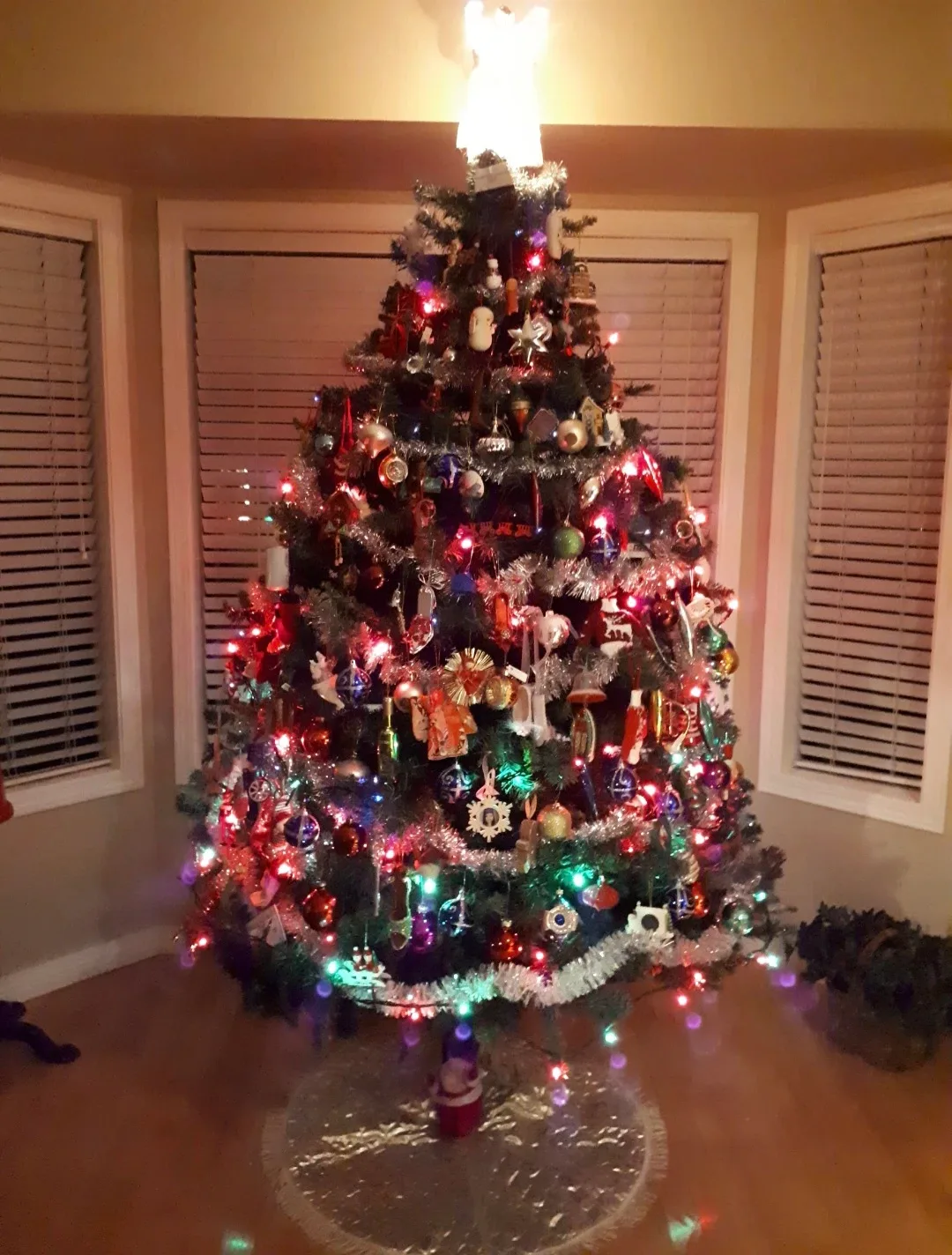 6.5Ft Full Natural Looking Christmas Tree Complete W/Metal Stand