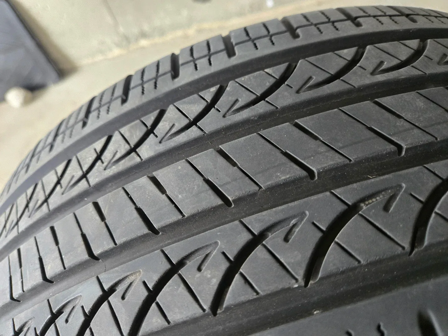 Yokohama 225/40R18 89V Tire image indicator(3)