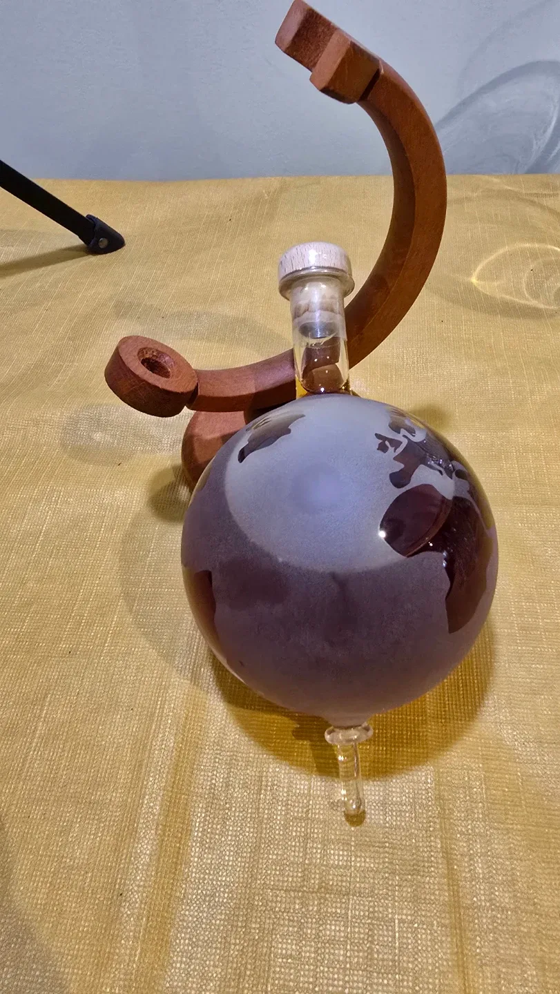 Globe Decanter with Wooden Stand image indicator(5)