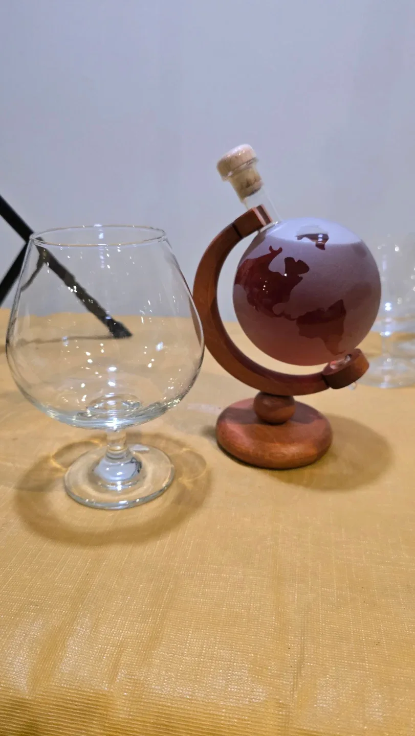 Globe Decanter with Wooden Stand image indicator(7)