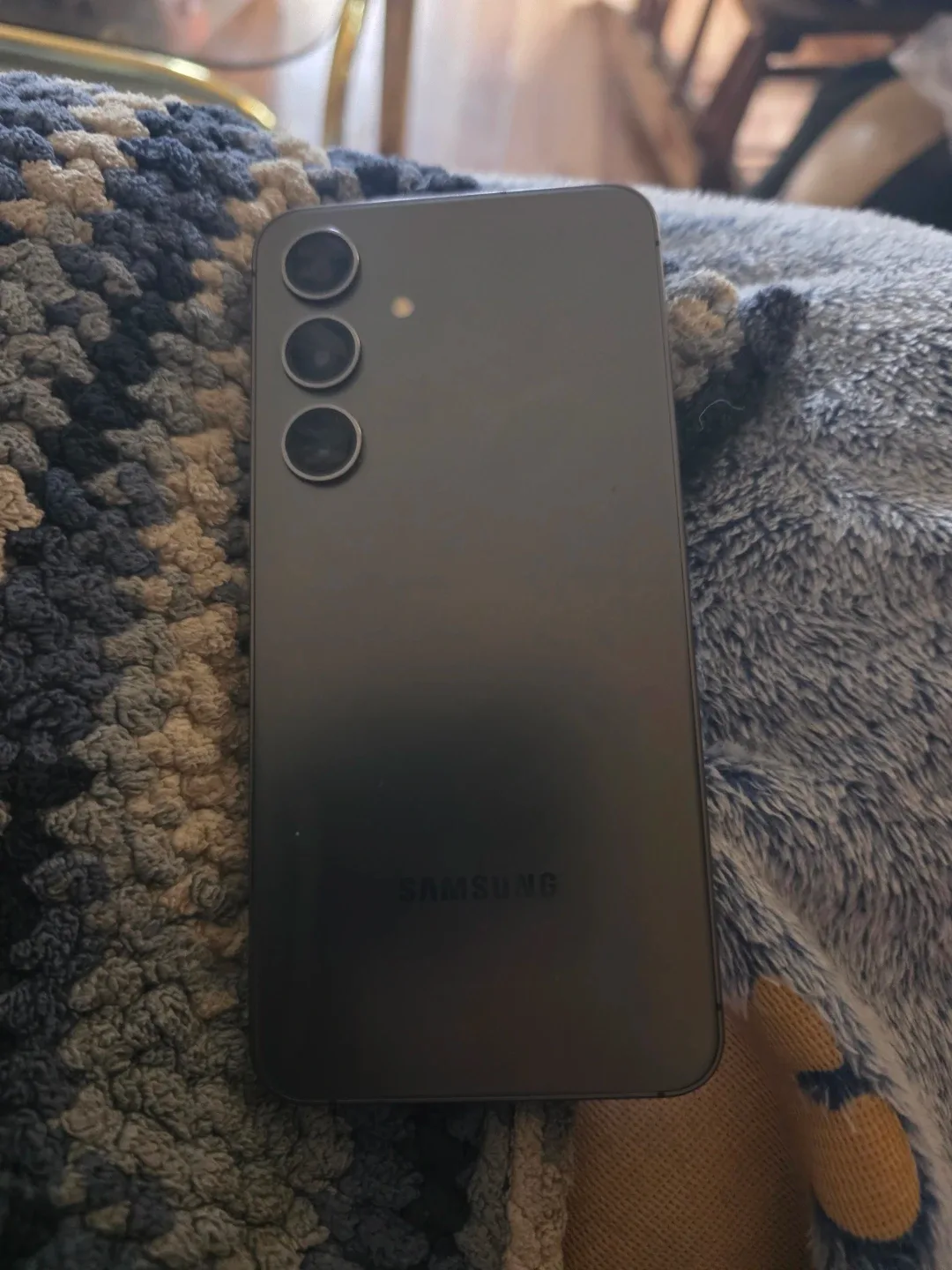 Samsung Galaxy S24 and phone case image indicator(4)