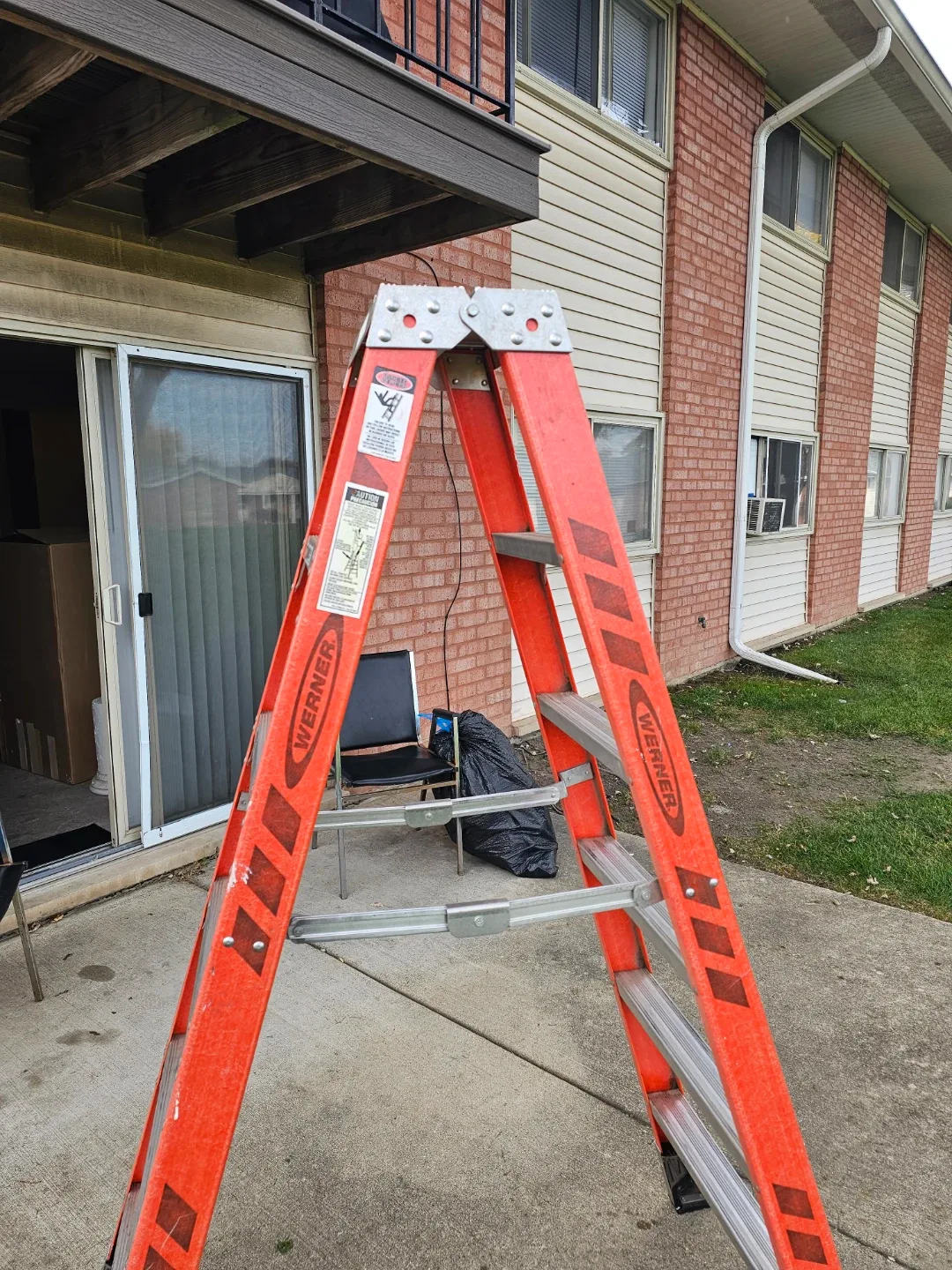 Werner 6 ft Fiberglass Step Ladder - 375 lbs Capacity image indicator(3)