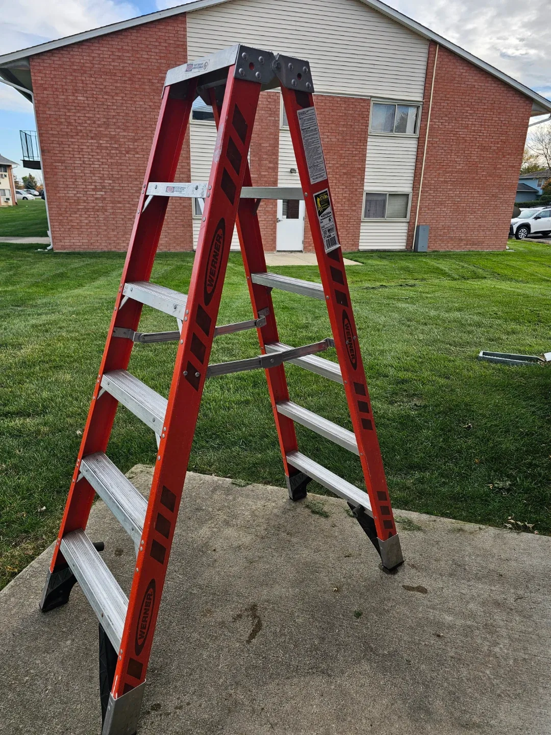 Werner 6 ft Fiberglass Step Ladder - 375 lbs Capacity image indicator(7)