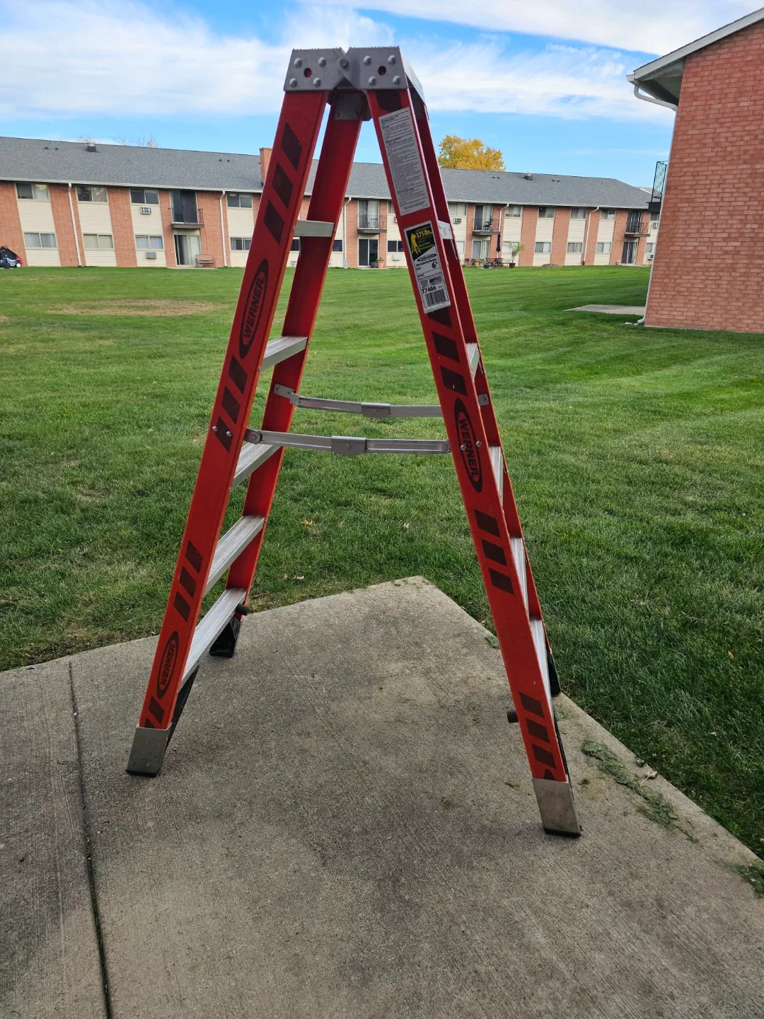 Werner 6 ft Fiberglass Step Ladder - 375 lbs Capacity image indicator(10)