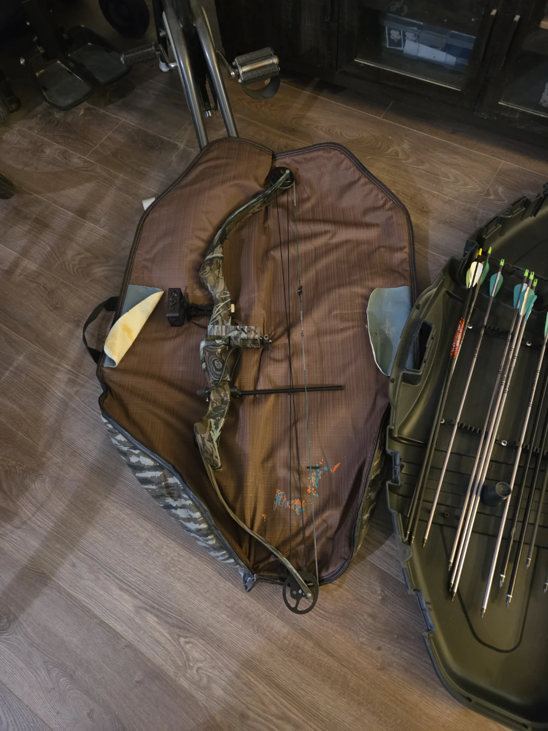 Compound Bow Set with Arrows & Case - photo 2
