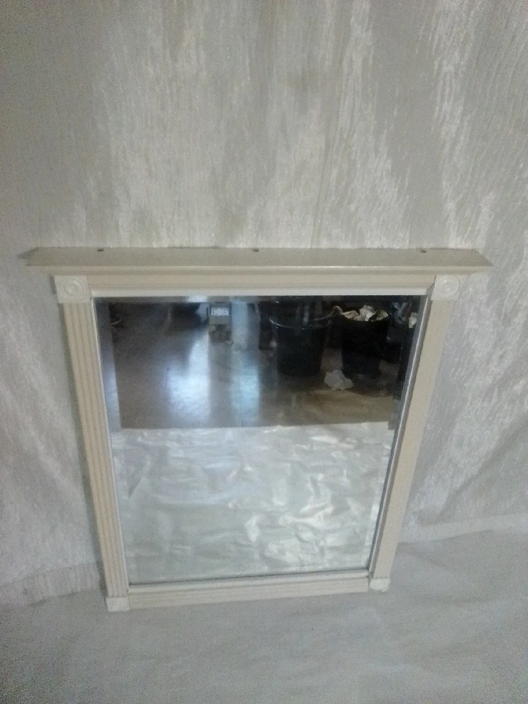 Wall Mirror with Decorative Frame image indicator(2)