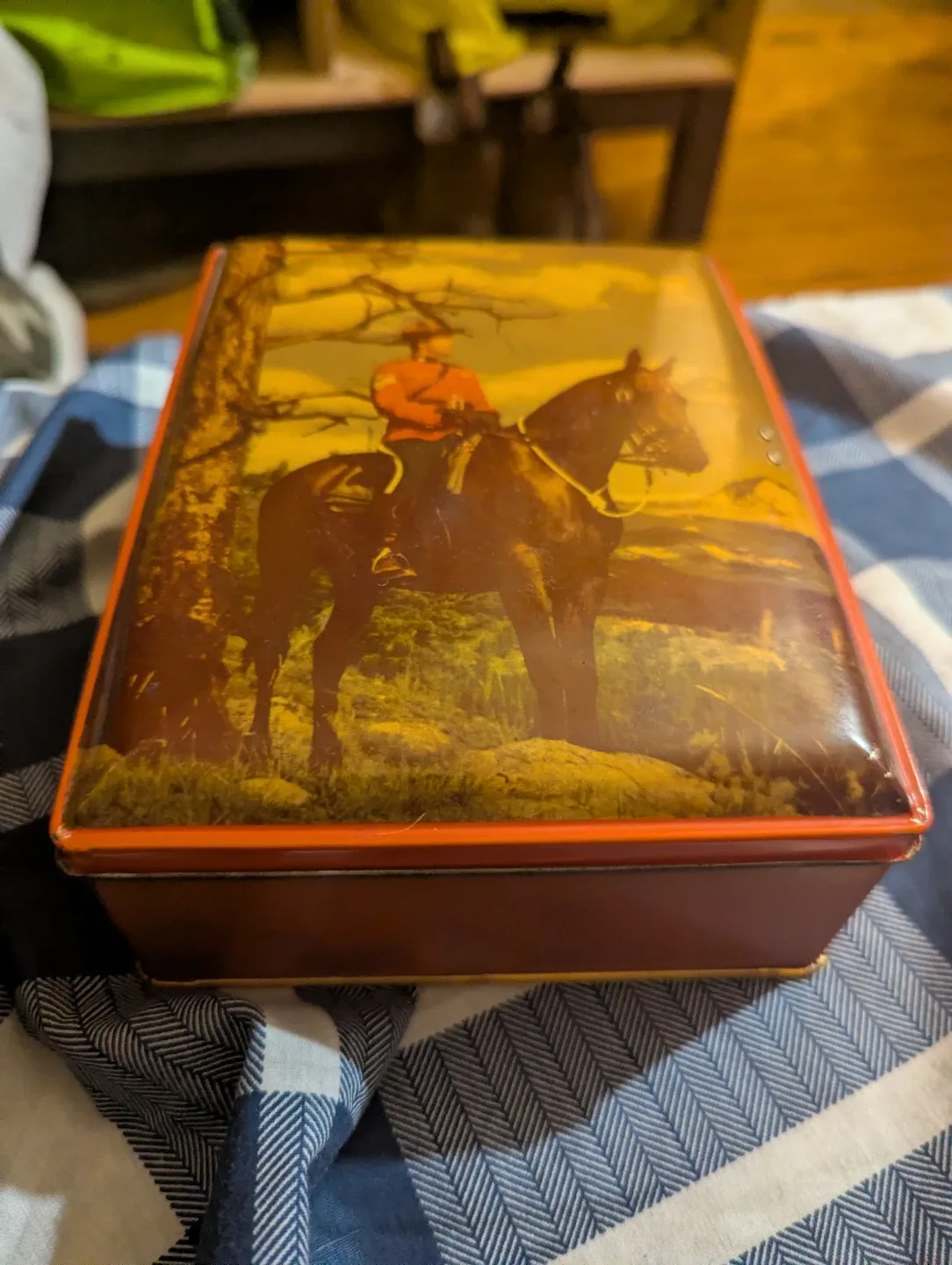 Vintage RCMP Decorative Tin Box image indicator(2)