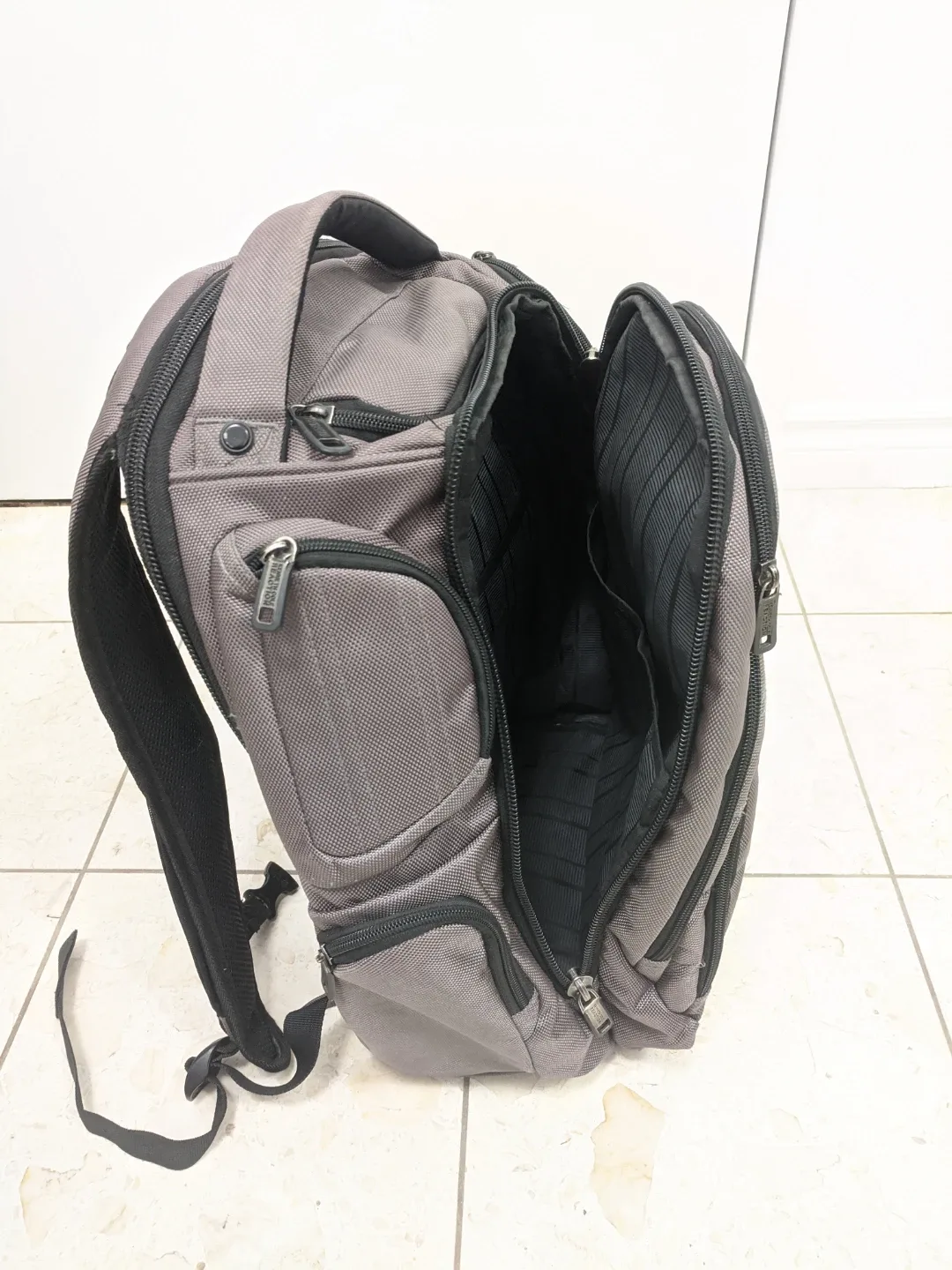 Kenneth Cole Reaction Backpack image indicator(4)