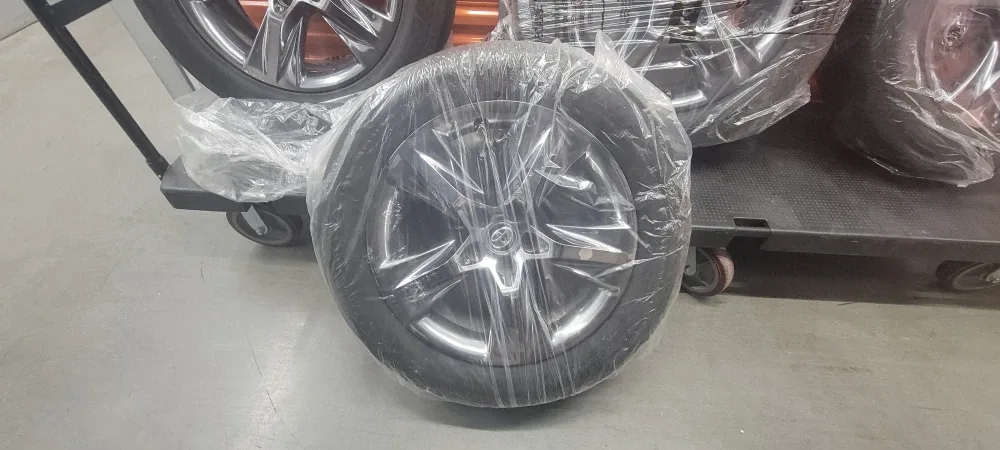 Tires with rims for Toyota Highlander Limited Platinum 2019