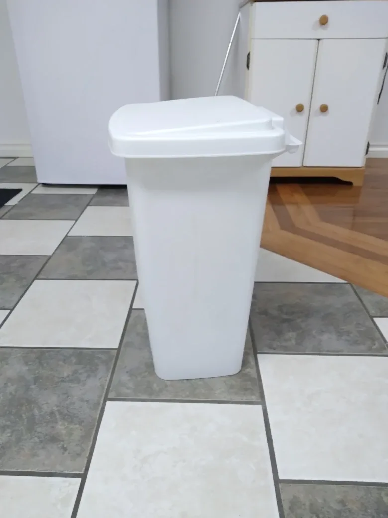 White Plastic Step-On Trash Can image indicator(2)