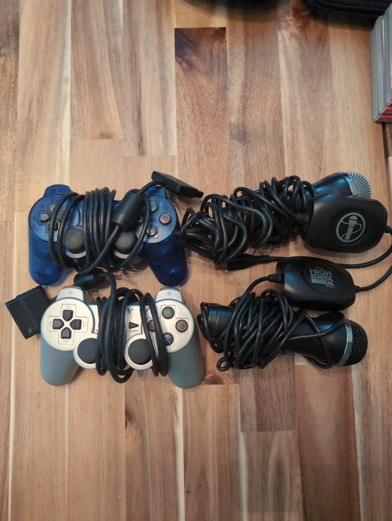 Sony PlayStation 2 Karaoke Bundle image indicator(2)