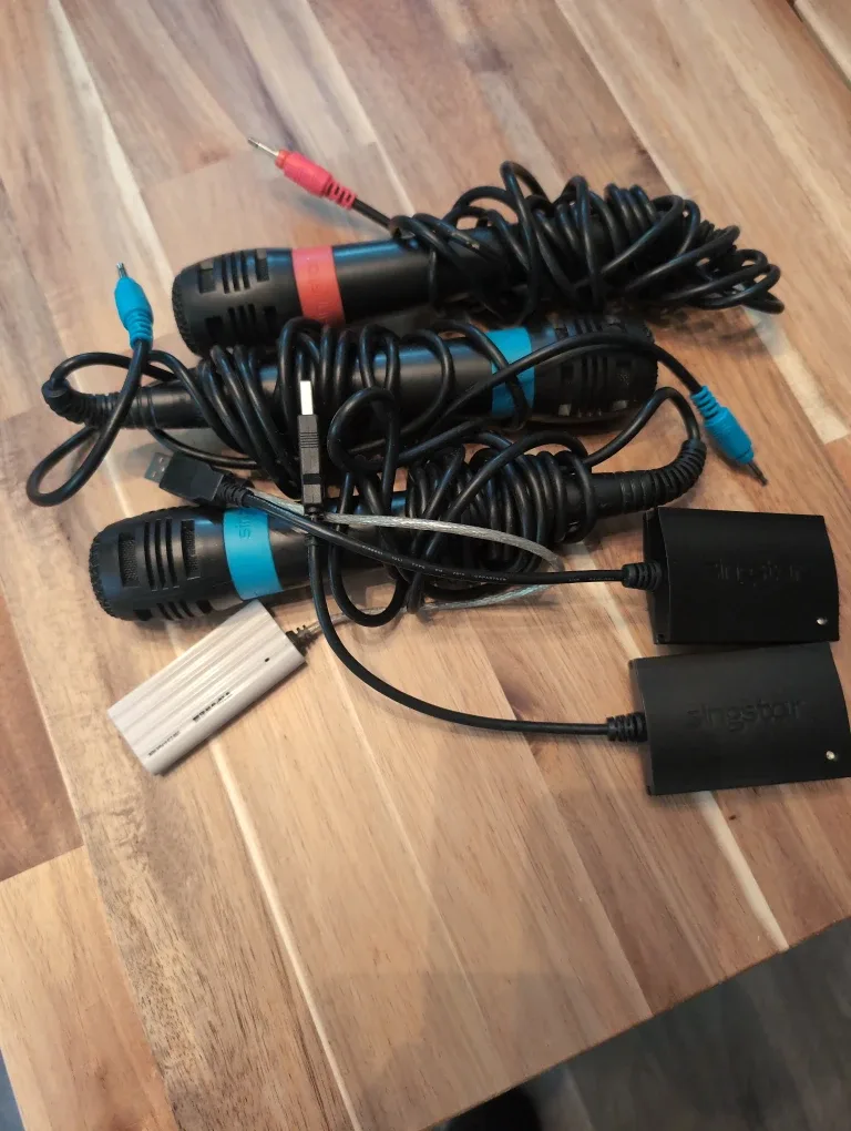 Sony PlayStation 2 Karaoke Bundle image indicator(3)