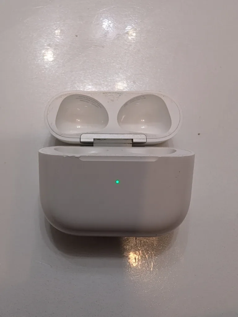 Apple AirPods Charging Case (All generations available) image indicator(2)