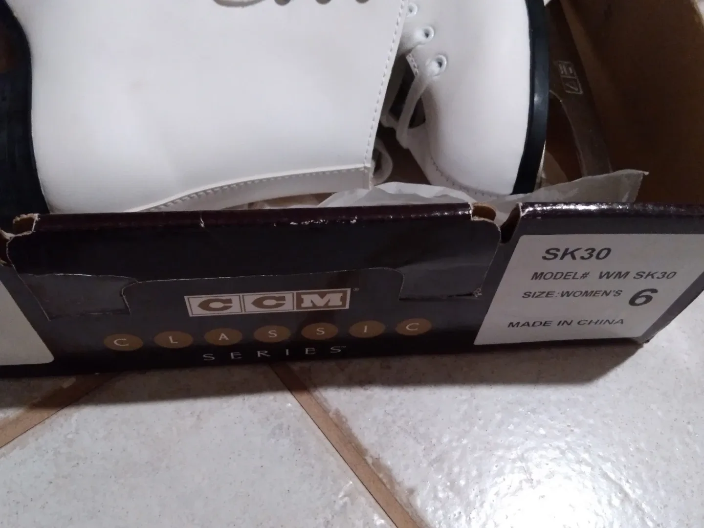 Size 6 Womrns skates, CCM Classic Series SK30 image indicator(2)