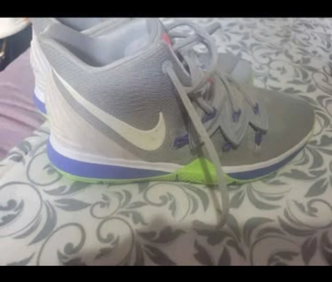 Nike Kyrie  Basketball Shoes thumbnail