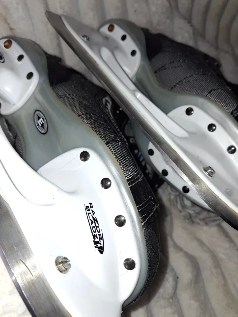Easton Ultralite Pro Ice Skates - Size 5 image indicator(4)