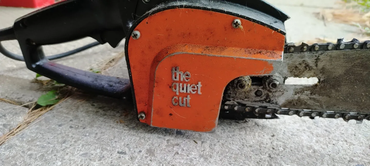 Vintage Black & Decker "The Quiet Cut" Chainsaw image indicator(2)