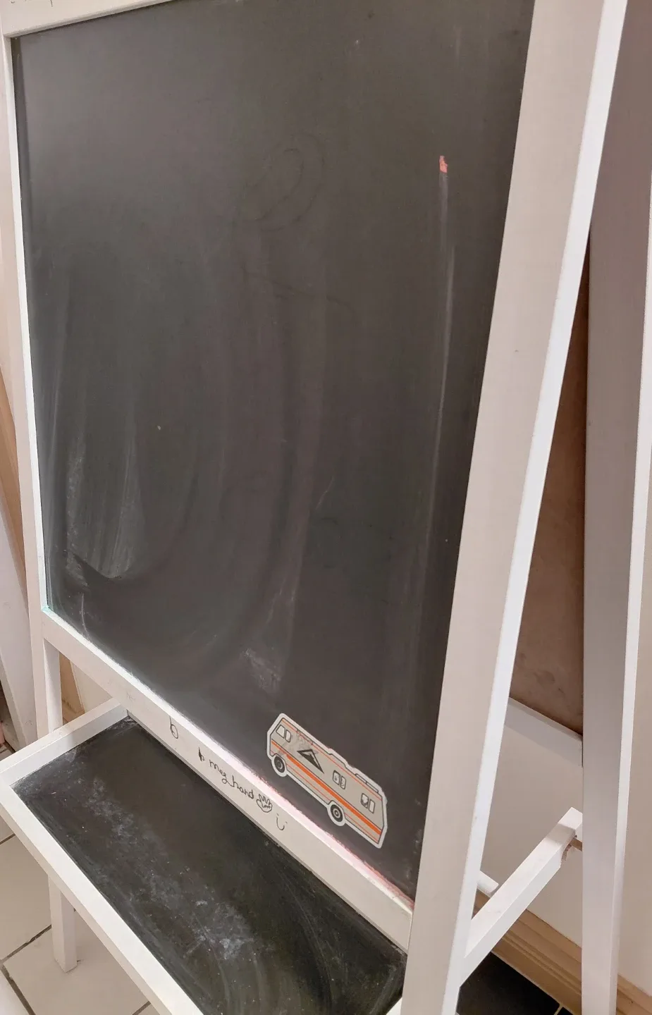 Kids Easel Whiteboard & Chalkboard image indicator(2)