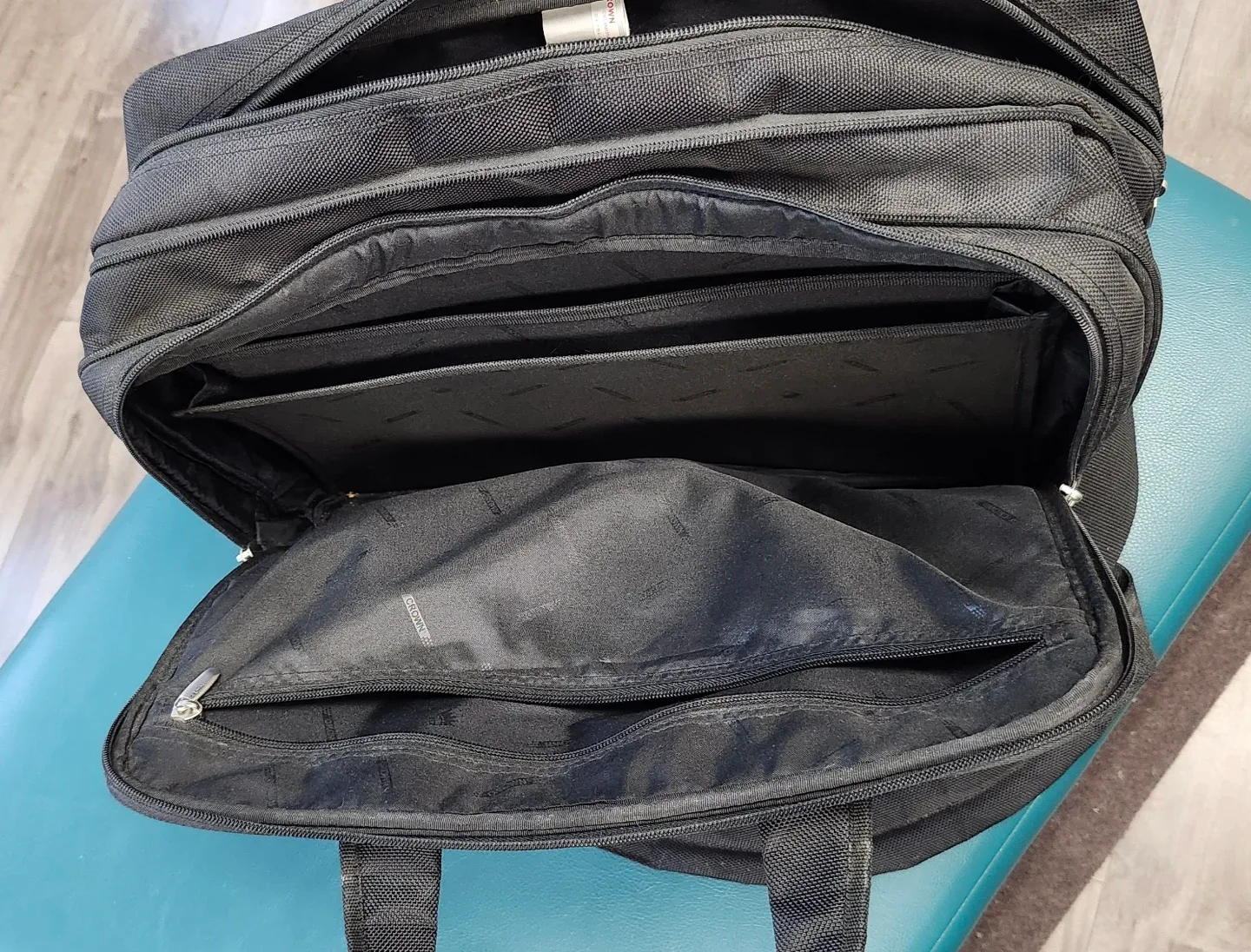 Crown Black Padded Laptop Bag image indicator(4)