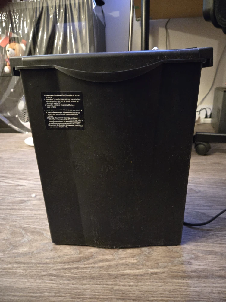 Moving sale: Gently Pen+Gear - WMC6SB Paper Shredder - photo 2