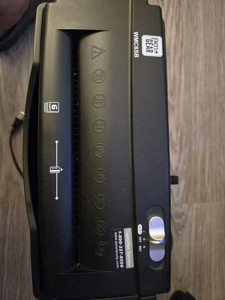 Moving sale: Gently Pen+Gear - WMC6SB Paper Shredder - photo 3