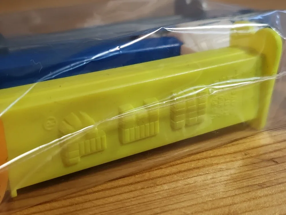 PEZ Dispensers - Star Wars R2-D2, Garfield, Batman image indicator(3)