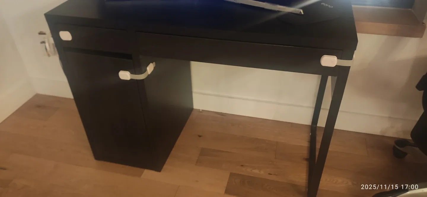 Black Desk with Drawer image indicator(2)