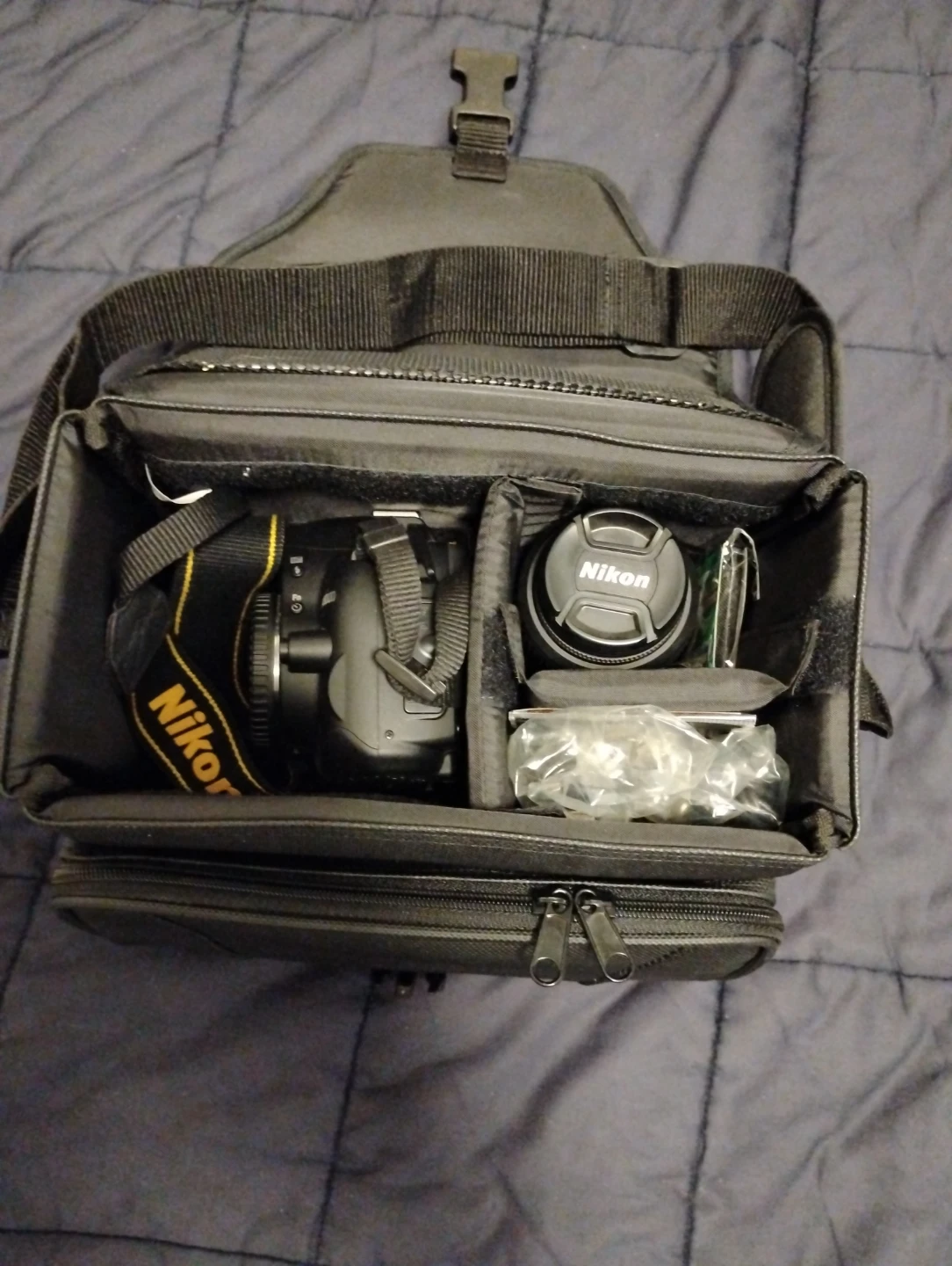 Nikon D5000 DSLR Camera with Lens and Bag - photo 2