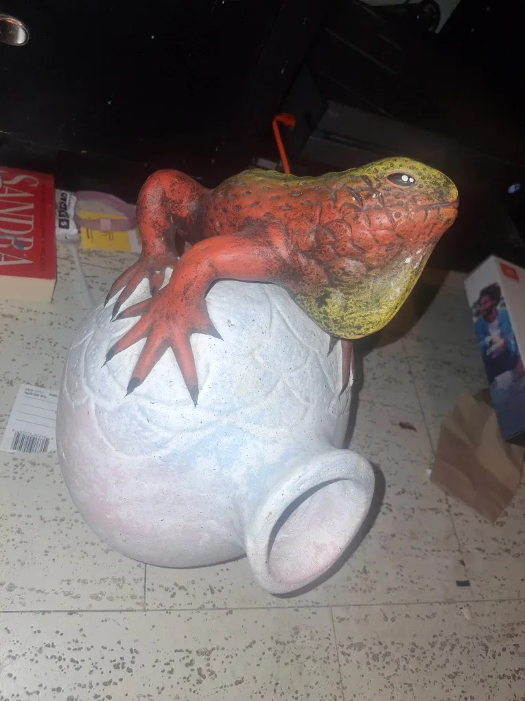 Lizard on Egg Vase