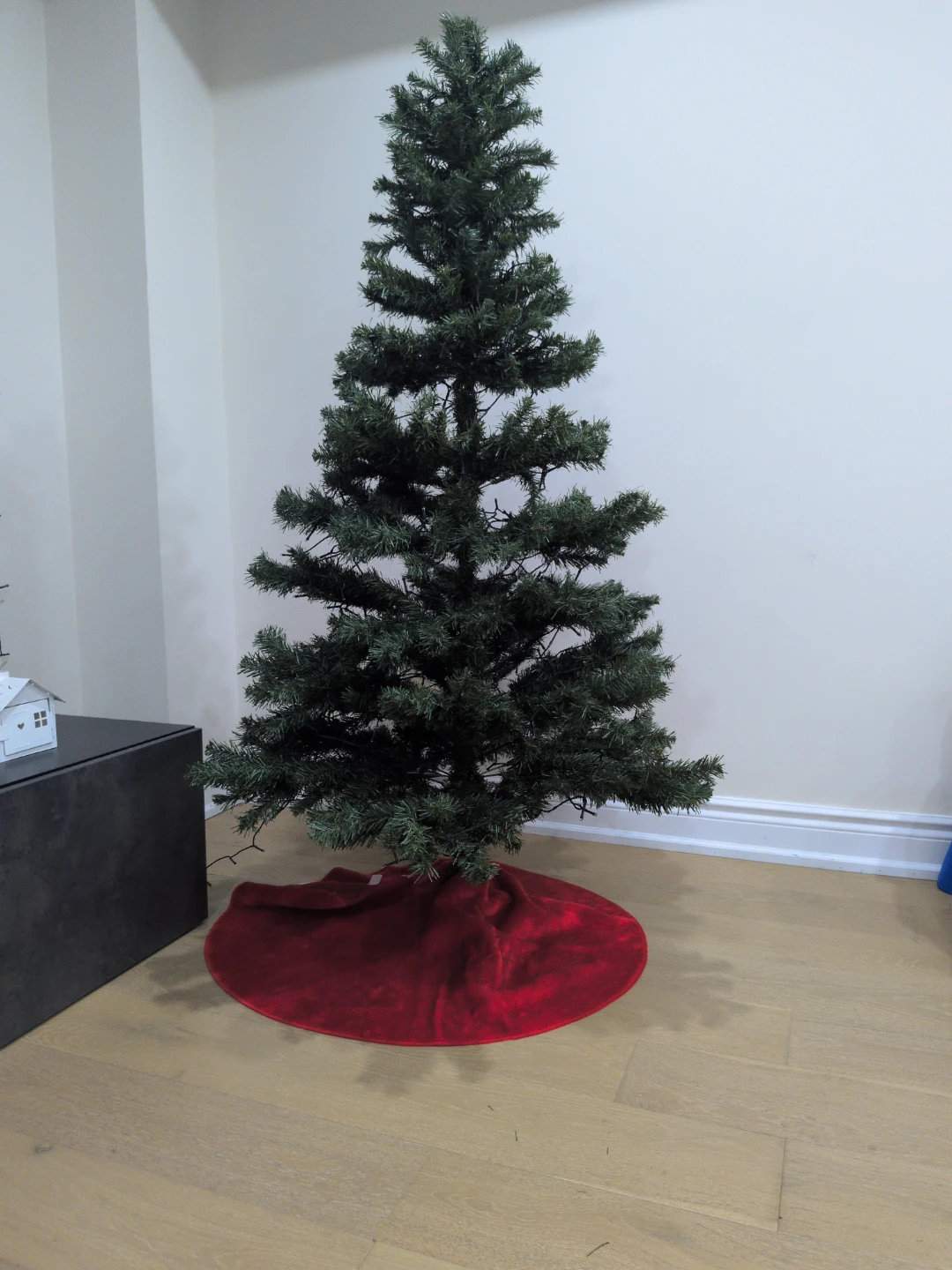 6 Feet Artificial Christmas Tree with Red Skirt - photo 2