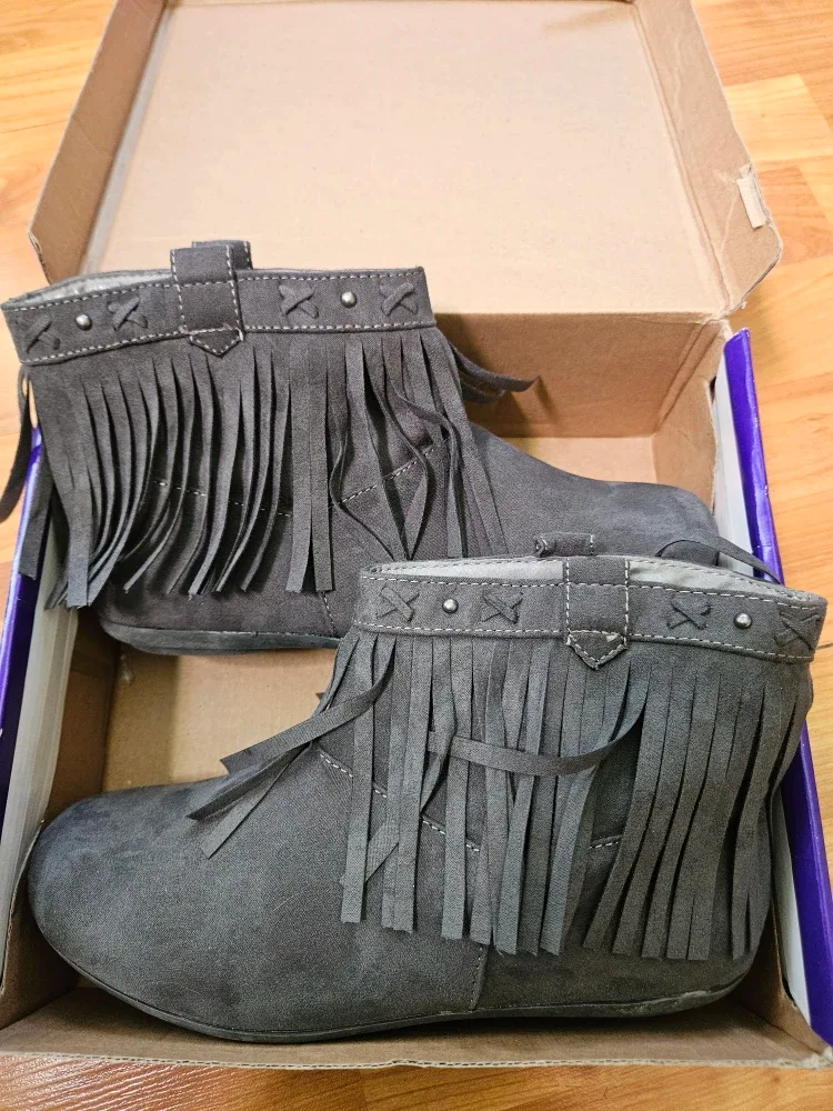 Rampage Girls Grey Fringe Boots - Size 5