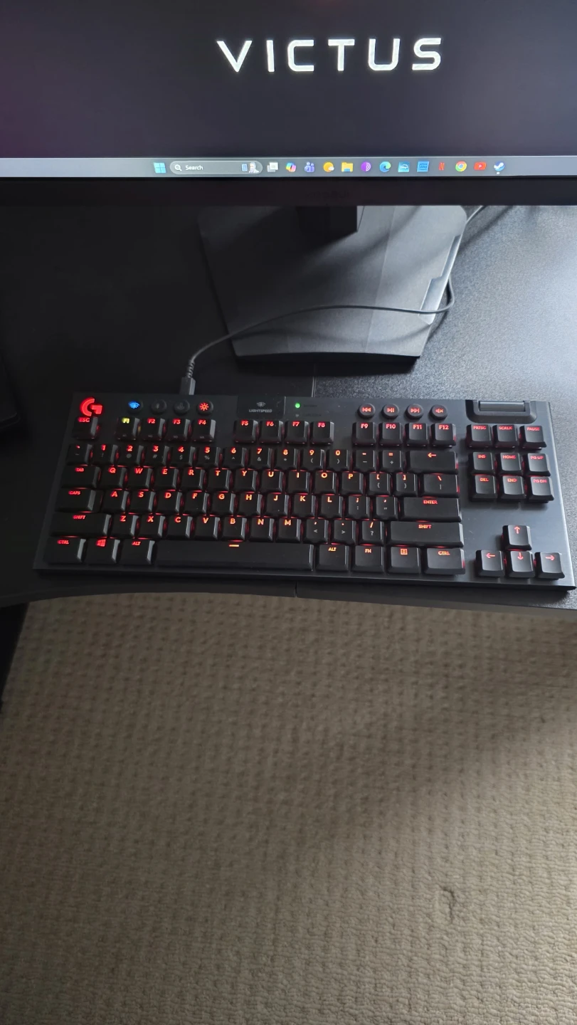 Logitech G915 TKL Tenkeyless Wireless RGB with Box and Warranty