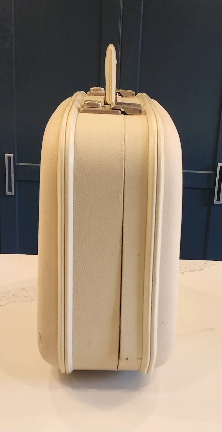 Vintage Cream-Colored Overnight Bag image indicator(6)