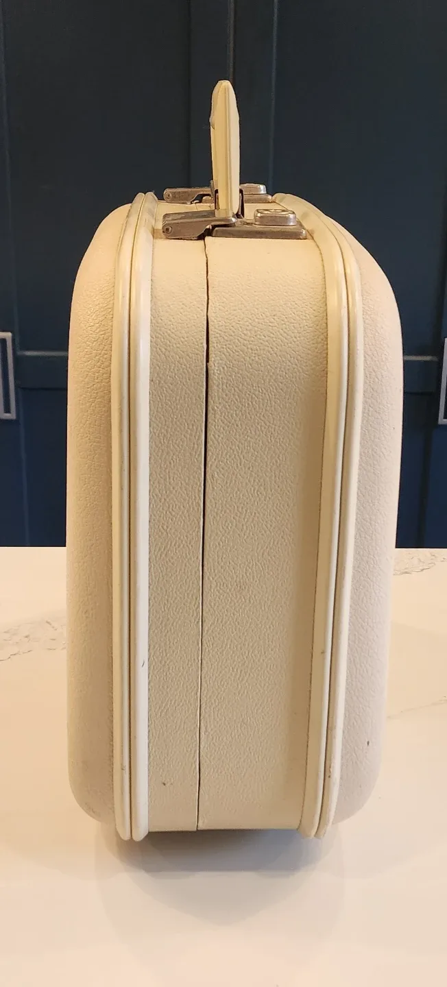 Vintage Cream-Colored Overnight Bag image indicator(7)