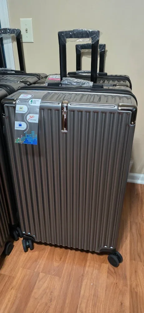 Like New Suitcase Luggage with Spinner Wheels, only used once image indicator(7)